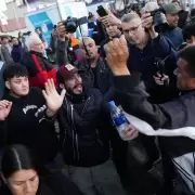 Incidentes en Moreno: violencia y agresi�n a un cronista en el cierre de campa�a de LLA