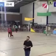Video: arquero muri� tras atajar un penal en un torneo amateur en Brasil