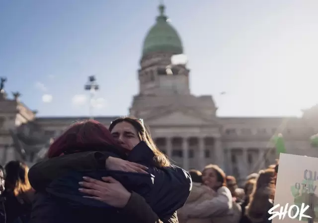 Festejos frente al Congreso de la Naci�n tras el rechazo del Senado al veto de Milei.