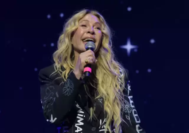 Cris Morena volvi� a los escenarios en una emotiva noche junto a Erreway.