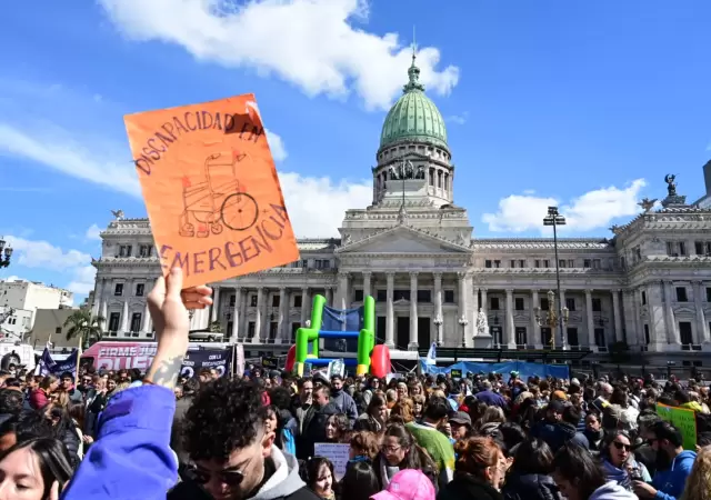 Festejos frente al Congreso por la Ley de Emergencia en Discapacidad