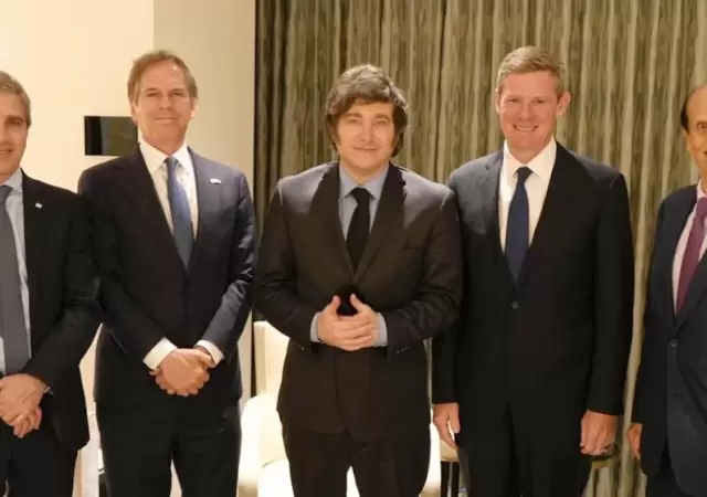 Javier Milei junto a Ryan McInerney (CEO de Visa), Michael Milken, Luis Caputo y Alec Oxenford. (Foto: web)