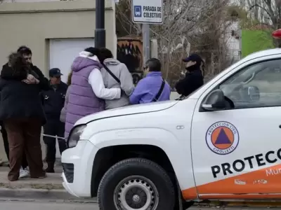 Vecinos y familiares de la v�ctima cuando se enteraron de la triste noticia. (Gentileza: LM Neuqu�n)