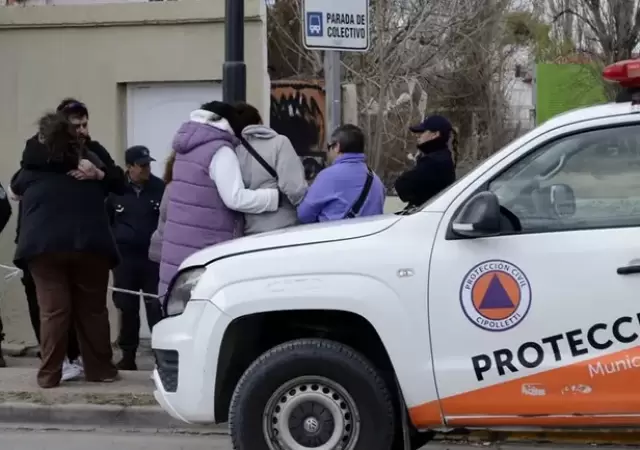 Vecinos y familiares de la v�ctima cuando se enteraron de la triste noticia. (Gentileza: LM Neuqu�n)