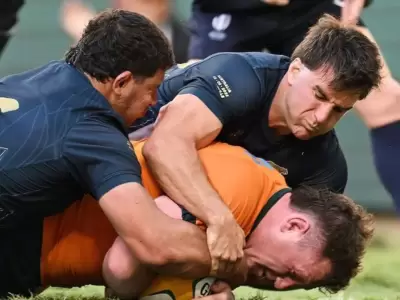 EL esfuerzo de los defensores no puede evitar el try australiano
