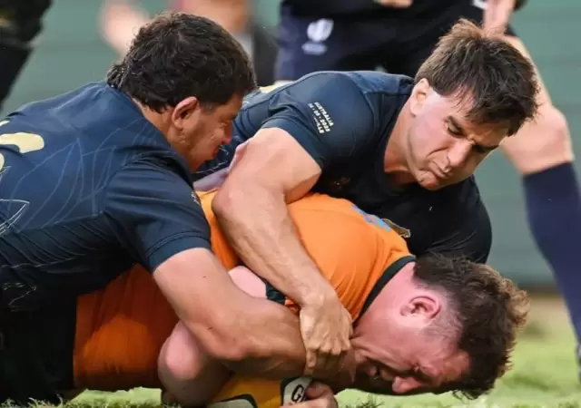 EL esfuerzo de los defensores no puede evitar el try australiano