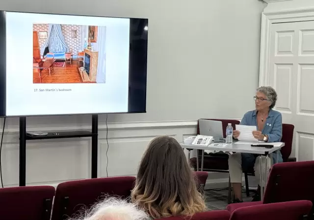 La autora Alejandra Guibert present� su novela hist�rica 'La Mendocina'.