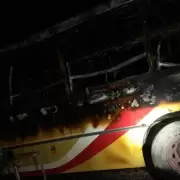 Incendio en San Juan: una flota completa de colectivos quedó reducida a cenizas