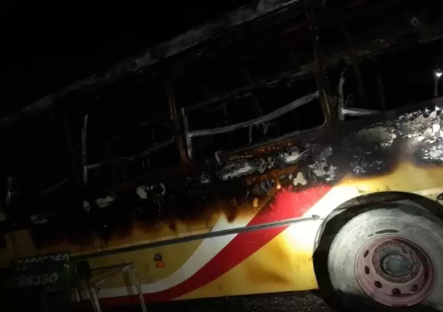 Incendio en empresa de colectivos en San Juan.