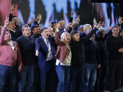 Festejo peronista tras las elecciones bonaerenses.