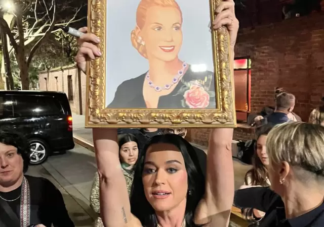 Katy Perry se mostr con un cuadro de Eva Pern.