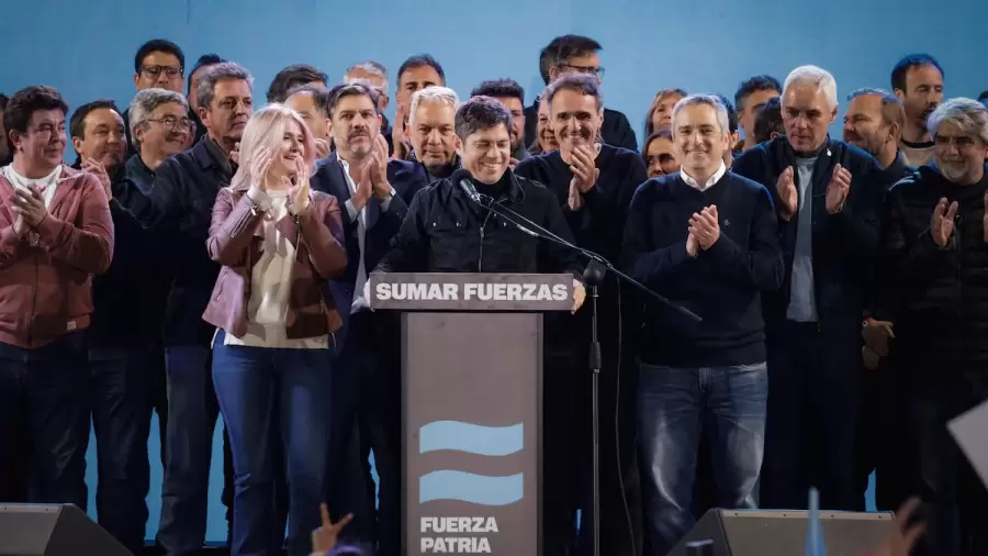 El gobernador Axel Kicillof, festejando luego de conocerse los resultados de este domingo.