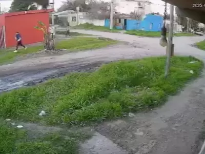 Un adolescente fue asesinado tras defender a su mam� de un robo