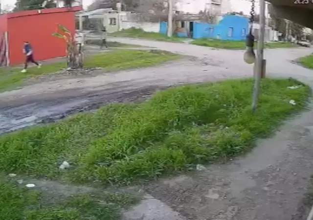 Un adolescente fue asesinado tras defender a su mam� de un robo