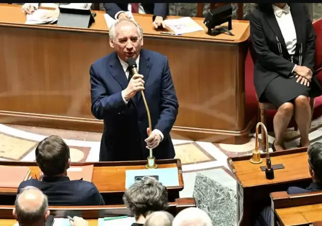 El primer ministro trat� de surfear la f�rrea resistencia a su programa de recortes, pero no pudo lograr los acuerdos pol�ticos necesarios. /