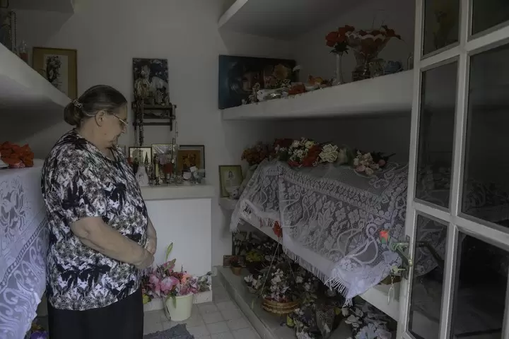 Ada Rizzardo, madre de Mar�a Soledad, en el pante�n donde descansan los restos de su hija.
