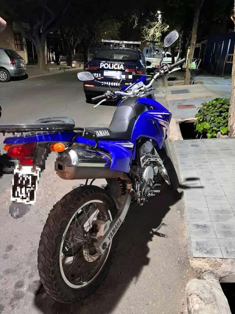 La moto Corven, recuperada luego del operativo en Las Gardenias y Los Jazmines, en Guaymall�n.