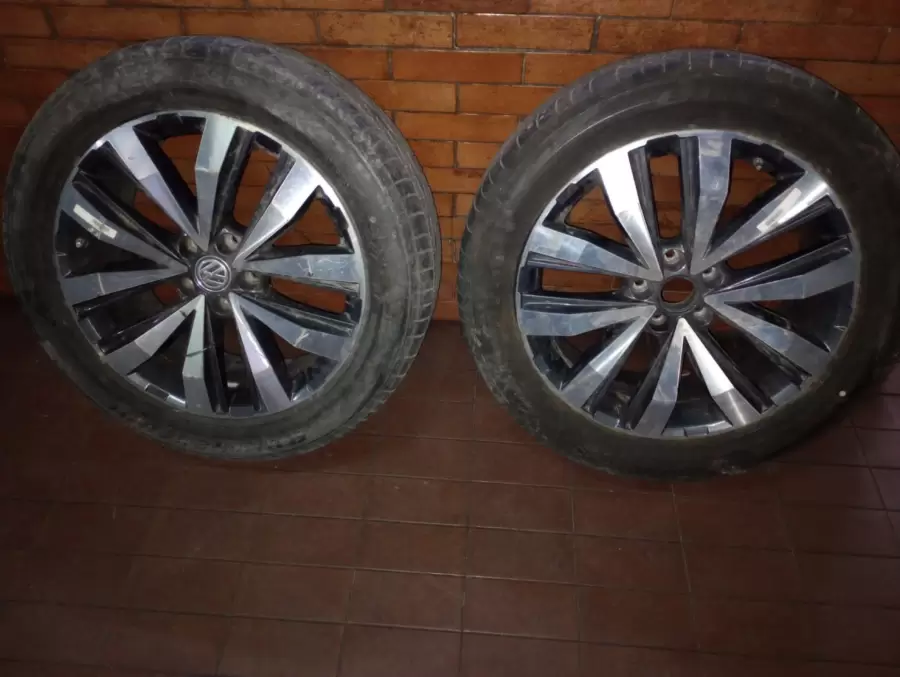 Dos ruedas de auto de alta gama, recuperados en Maip�.