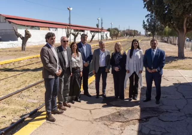 Alfredo Cornejo reuni� a todos los intendentes del Este y a Mat�as Stevanato en la estaci�n Libertador San Mart�n. /