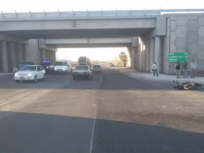 El motociclista muri� tras ser embestido por un autom�vil en inmediaciones del puente sobre el r�o Mendoza. (Fuente: Ministerio de Seguridad)