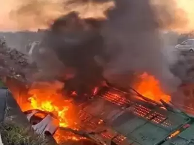 Las llamas que consumieron el rodado provocaron la muerte de su conductor. (Gentileza: radio Sudamericana)