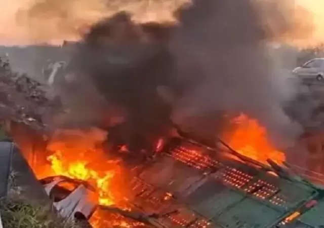 Las llamas que consumieron el rodado provocaron la muerte de su conductor. (Gentileza: radio Sudamericana)