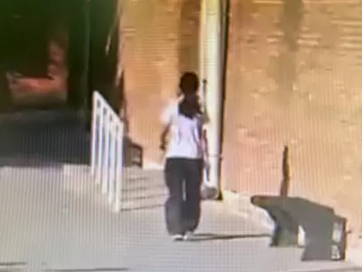 Tremenda imagen de la nena armada en escuela de La Paz. (Captura de video)