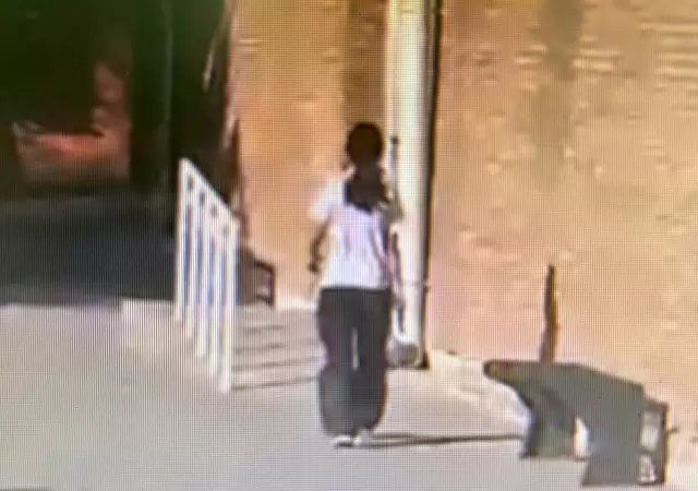 Tremenda imagen de la nena armada en escuela de La Paz. (Captura de video)