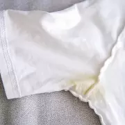 Ni vinagre ni bicarbonato: el truco definitivo para eliminar manchas de tu ropa blanca