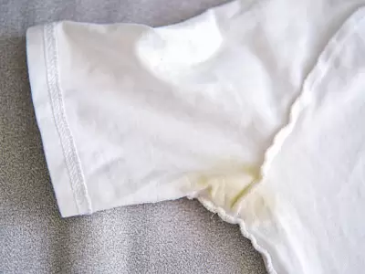 Truco para quitar las manchas amarillas de la ropa blanca.