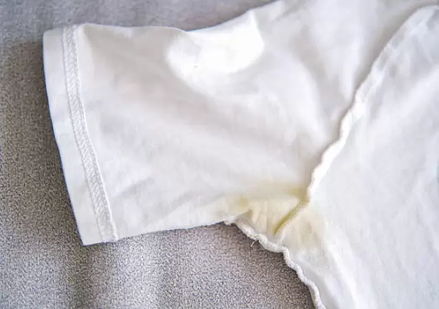 Truco para quitar las manchas amarillas de la ropa blanca.