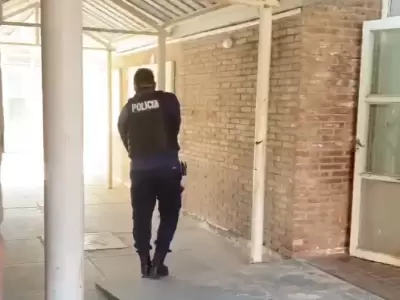 Una menor ingreso armada a una escuela/ Fuente: Captura de pantalla