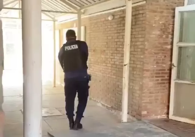 Una menor ingreso armada a una escuela/ Fuente: Captura de pantalla
