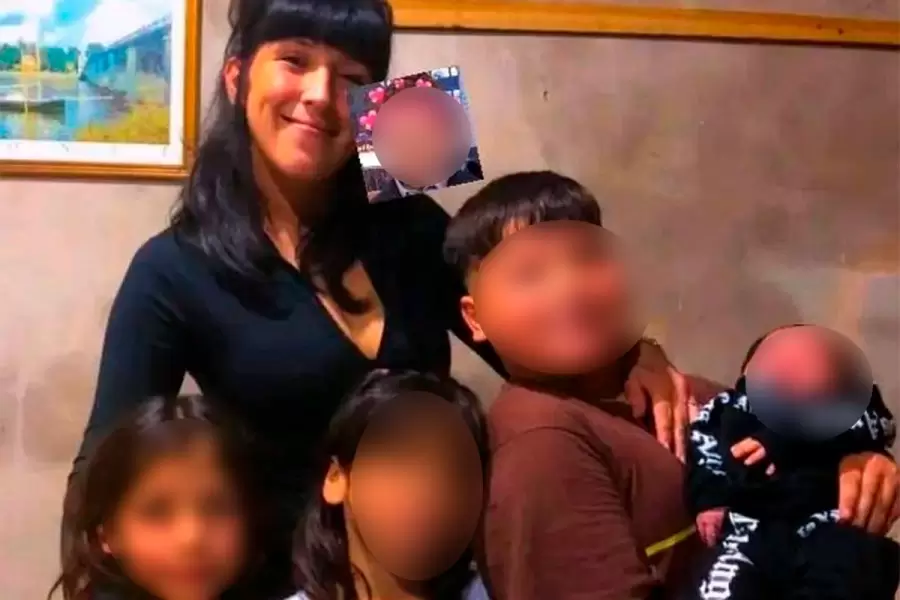J�ssica Bravo junto a sus hijos. El m�s chico tiene apenas 4 meses.