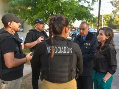 La ministra de Seguridad, Mercedes Rus, junto a los negociadores que intervinieron en la causa de la adolescente atrincherada. /