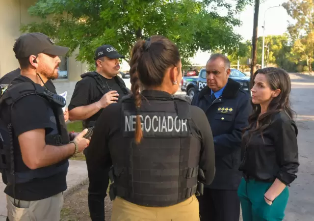La ministra de Seguridad, Mercedes Rus, junto a los negociadores que intervinieron en la causa de la adolescente atrincherada. /