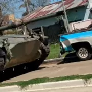 Choque insólito: un tanque de guerra embistió una camioneta estacionada