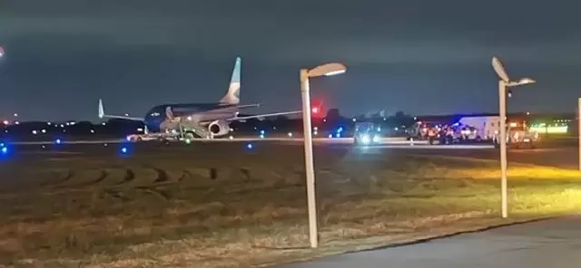 Arribo del Boeing que traslad� a los argentinos deportados. (Foto: NA)