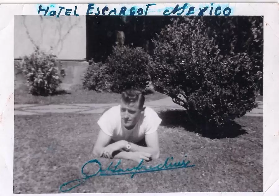 Pedro Manfredini y la foto autografiada que le envi� a familiares durante una gira por M�xico