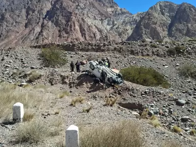 Un llamado alert� sobre la presencia de un veh�culo volcado con su conductor atrapado en el interior. /