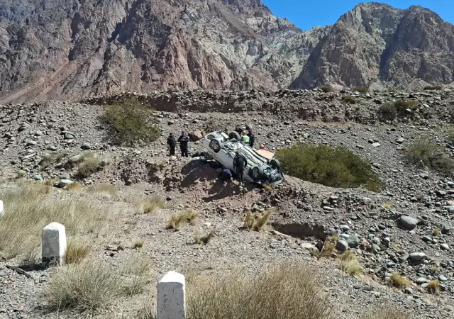 Un llamado alert� sobre la presencia de un veh�culo volcado con su conductor atrapado en el interior. /