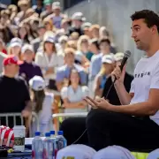 Charlie Kirk: el FBI publica video del principal sospechoso de su asesinato