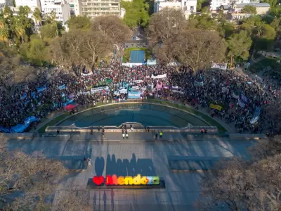 La UNCUYO vuelve a marchar en defensa de la universidad p�blica. (Prensa Universidad Nacional de Cuyo)