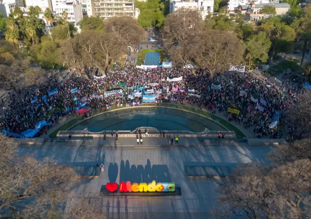 La UNCUYO vuelve a marchar en defensa de la universidad p�blica. (Prensa Universidad Nacional de Cuyo)
