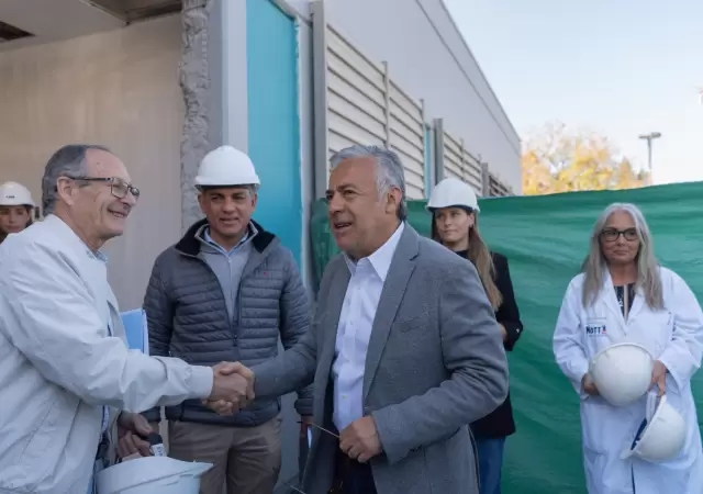 Alfredo Cornejo visit� el Hospital Notti. (Prensa Gobierno de Mendoza)