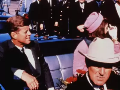 John F. Kennedy, minutos antes de perder la vida tras un disparo.