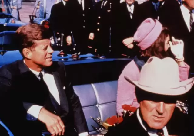 John F. Kennedy, minutos antes de perder la vida tras un disparo.