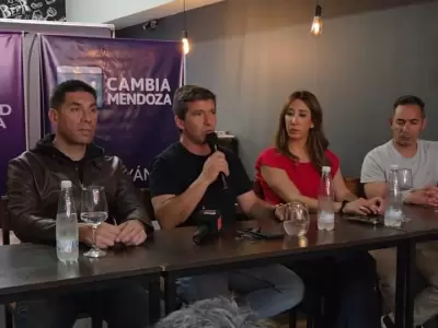 Dirigentes en el acto en Tunuy�n. (Foto: prensa LLA + CM)