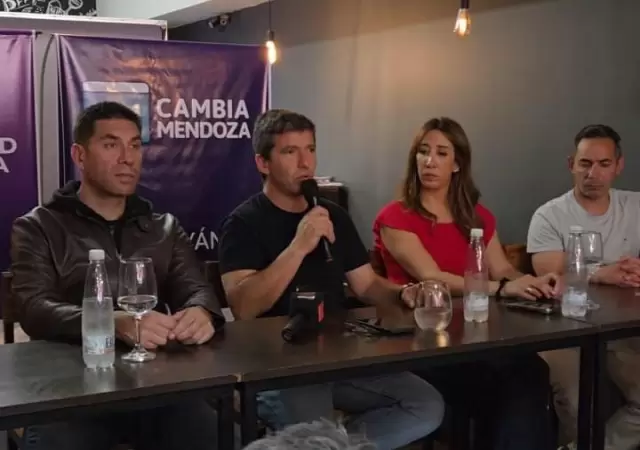 Dirigentes en el acto en Tunuy�n. (Foto: prensa LLA + CM)
