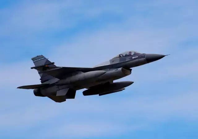 Aeronave de la fuerza a�rea rumana controla la frontera con Ucrania./